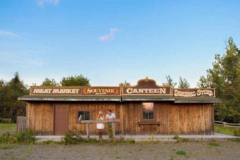 Country saloon Couple
