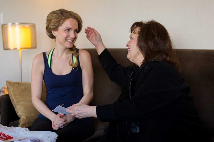 mother daughter momoent