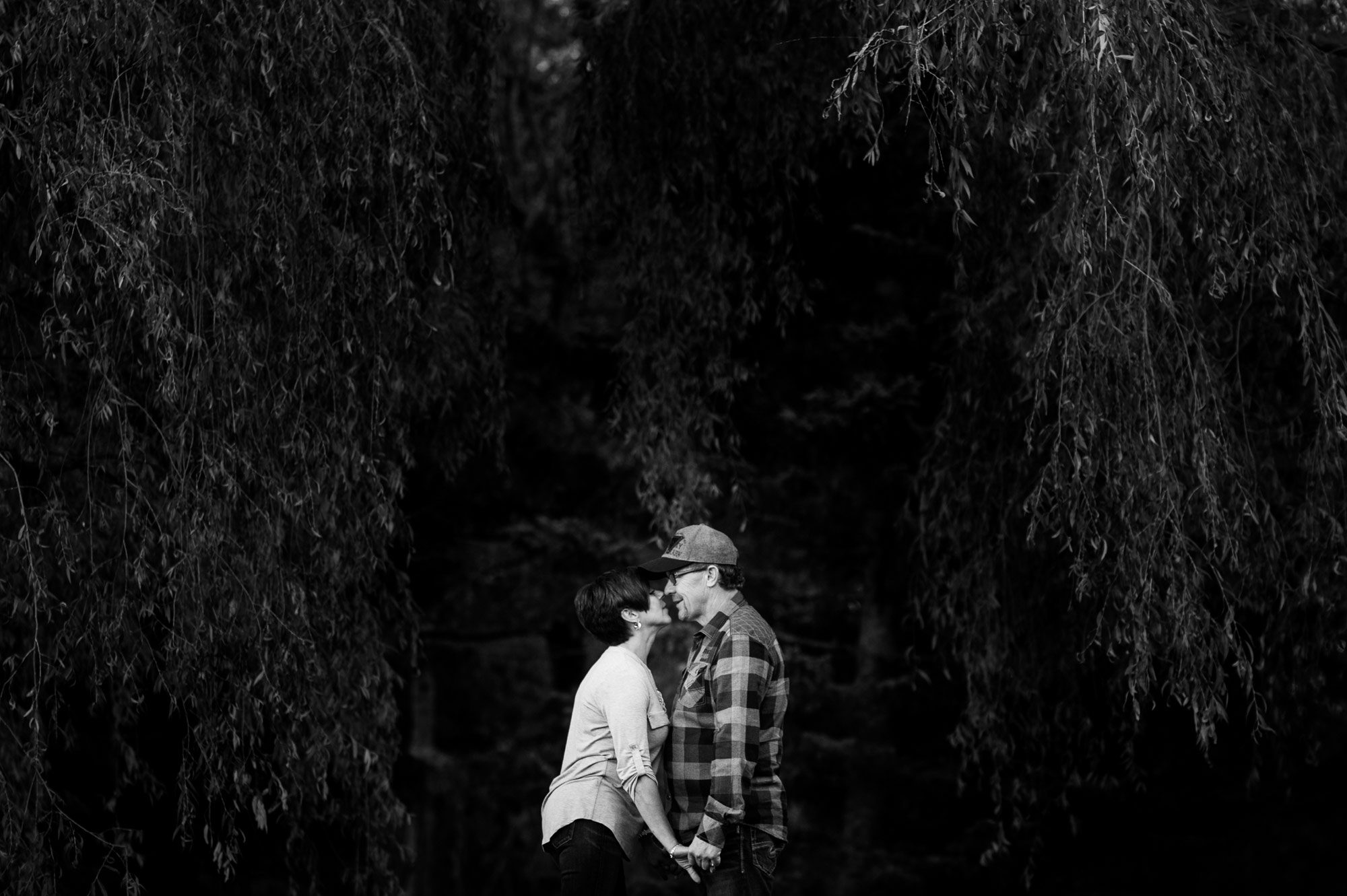Couple kissing in black and white